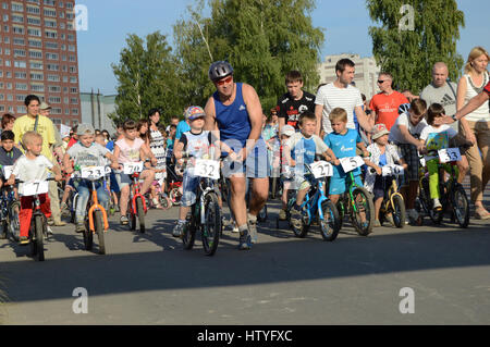 KOVROV, Russia - 8 agosto 2015: vacanza sportiva "Velobum', dedicato al Giorno dell'atleta. Inizio di gara Foto Stock