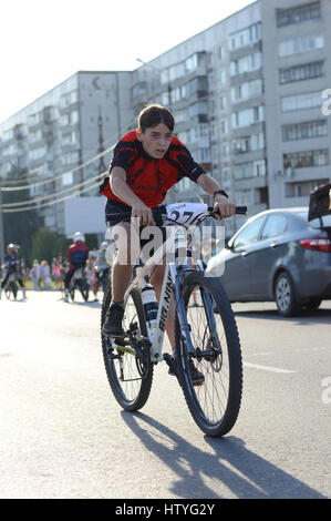 KOVROV, Russia - 8 agosto 2015: vacanza sportiva "Velobum', dedicato al Giorno dell'atleta. Partecipante di finire la gara Foto Stock