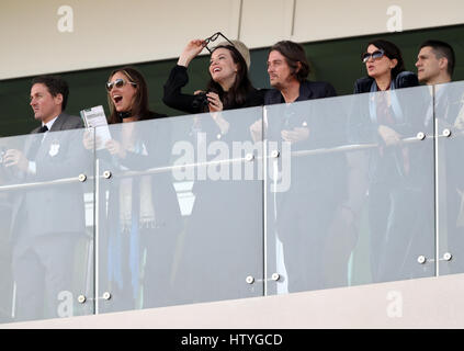 Liv Tyler, Darren Strowger e Sadie Frost durante il Ladies Day del Cheltenham Festival 2017 all'ippodromo di Cheltenham. PREMERE ASSOCIAZIONE foto. Data immagine: Mercoledì 15 marzo 2017. Guarda la storia della PA DI CHELTENHAM. Il credito fotografico dovrebbe essere: Andrew Matthews/PA Wire. Foto Stock