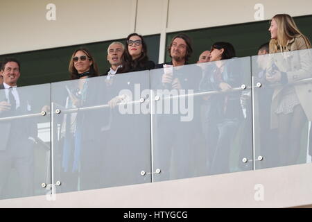 Liv Tyler, Darren Strowger e Sadie Frost durante la Giornata delle Signore del Festival di Cheltenham 2017 all'ippodromo di Cheltenham. PREMERE ASSOCIAZIONE foto. Data foto: Mercoledì 15 marzo 2017. Vedi la storia della Pennsylvania Racing Cheltenham. Il credito fotografico dovrebbe essere: Andrew Matthews/PA Wire. RESTRIZIONI: Solo per uso editoriale, l'uso commerciale è soggetto ad autorizzazione preventiva da parte del Jockey Club/Cheltenham Racecourse. Foto Stock