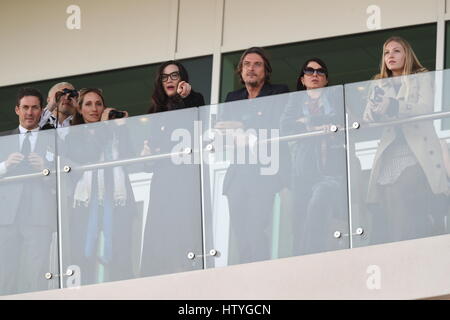 Liv Tyler, Darren Strowger e Sadie Frost durante la Giornata delle Signore del Festival di Cheltenham 2017 all'ippodromo di Cheltenham. PREMERE ASSOCIAZIONE foto. Data foto: Mercoledì 15 marzo 2017. Vedi la storia della Pennsylvania Racing Cheltenham. Il credito fotografico dovrebbe essere: Andrew Matthews/PA Wire. RESTRIZIONI: Solo per uso editoriale, l'uso commerciale è soggetto ad autorizzazione preventiva da parte del Jockey Club/Cheltenham Racecourse. Foto Stock