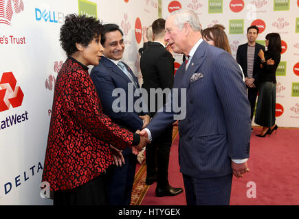 Il Principe di Galles con Moira Stuart come frequentano il Prince's Trust festeggiare il successo dei premi al London Palladium. Foto Stock