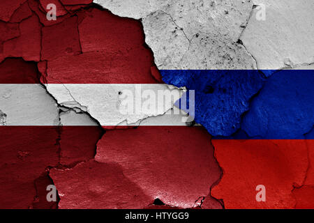 Bandiera della Lettonia e Russia dipinta sulla parete incrinato Foto Stock