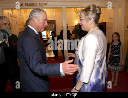 Il Principe di Galles è accolto da Dame Martina Milburn, Chief Executive del Prince's Trust come frequenta il Prince's Trust festeggiare il successo dei premi al London Palladium. Foto Stock