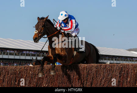 Offerte Tiara cavalcato da Noel Fehily cancella l'ultimo recinto prima di andare a vincere la Betway Regina Madre Campione Steeple Chase gara corsa durante il Signore giorno del 2017 Cheltenham Festival a Cheltenham Racecourse. Foto Stock