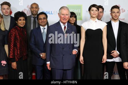 Il Principe di Galles (centro) e (da sinistra a destra) Romana Kemp Moira Stuart, Thierry Henry, Sanjeev Bhaskar, Claudia Winkleman, Gemma Arterton, Nick Grimshaw e Matt Terry frequentare il Prince's Trust festeggiare il successo dei premi al London Palladium. Foto Stock