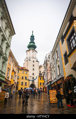 BRATISLAVA, Slovacchia - 31 dicembre: strada trafficata nel centro di Bratislava nella piovosa giornata invernale sul dicembre 24, 2013 Foto Stock