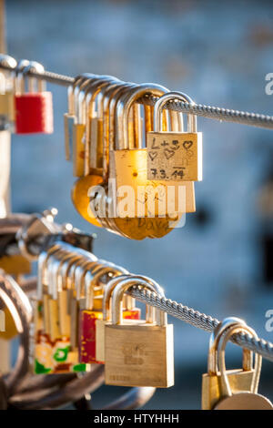 Amore lucchetti su Butcher's bridge a Ljubljana, Slovenia Foto Stock