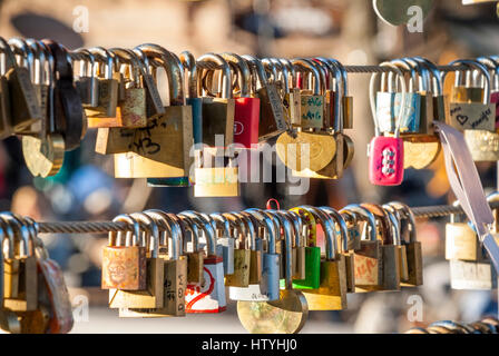 Amore lucchetti su Butcher's bridge a Ljubljana, Slovenia Foto Stock