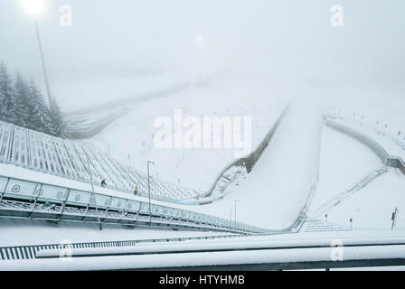 Il trampolino da sci di Holmenkollen nelle nebbiose giornate invernali, Oslo, Norvegia Foto Stock