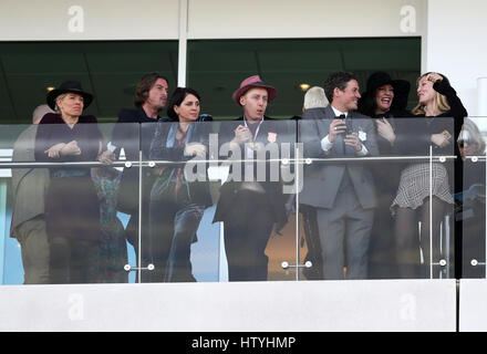 (Sinistra-destra) Darren Strowger, Sadie Frost, David Gardner e Liv Tyler durante la Giornata delle Signore del Festival di Cheltenham 2017 all'ippodromo di Cheltenham. PREMERE ASSOCIAZIONE foto. Data foto: Mercoledì 15 marzo 2017. Vedi la storia della Pennsylvania Racing Cheltenham. Il credito fotografico dovrebbe essere: Andrew Matthews/PA Wire. RESTRIZIONI: Solo per uso editoriale, l'uso commerciale è soggetto ad autorizzazione preventiva da parte del Jockey Club/Cheltenham Racecourse. Foto Stock