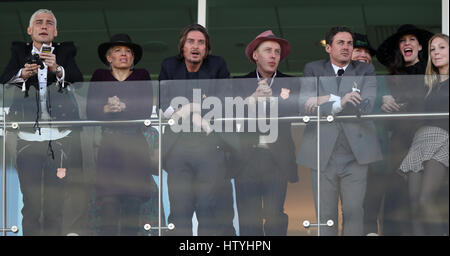 (Sinistra-destra) Darren Strowger, Sadie Frost, David Gardner e Liv Tyler durante il Signore giorno del 2017 Cheltenham Festival a Cheltenham Racecourse. Foto Stock