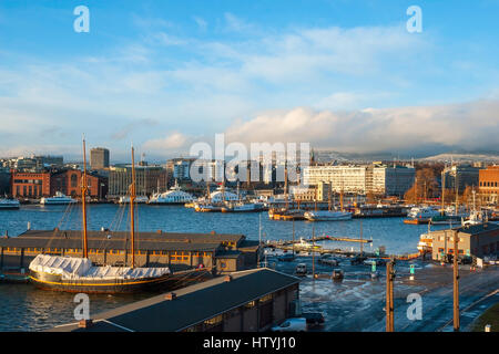 Lo skyline di Oslo con la porta nel periodo invernale, Norvegia Foto Stock