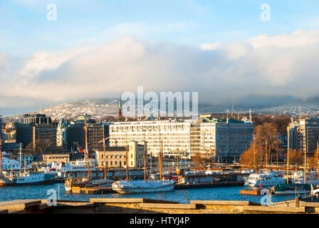 Lo skyline di Oslo con la porta nel periodo invernale, Norvegia Foto Stock