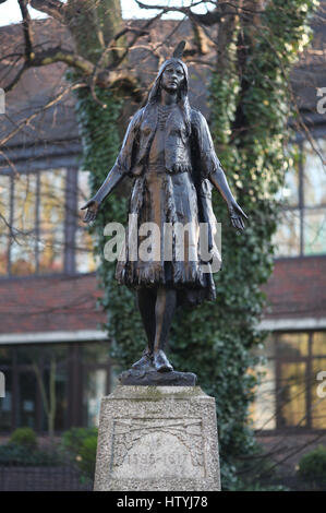 È sotto embargo per 0001 Giovedì 16 Marzo una vista generale della categoria II in bronzo a grandezza di Pocahontas presso la chiesa di San Giorgio a Gravesend Kent. La statua ha avuto il suo elencato lo stato aggiornato per commemorare i 400 anni il famoso Native American donna di morte sul suolo inglese. Foto Stock