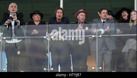 (Sinistra-destra) Darren Strowger, David Gardner, James Brown e Liv Tyler durante il Signore giorno del 2017 Cheltenham Festival a Cheltenham Racecourse. Foto Stock