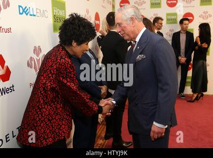 Il Principe di Galles con Moira Stuart come frequentano il Prince's Trust festeggiare il successo dei premi al London Palladium. Foto Stock