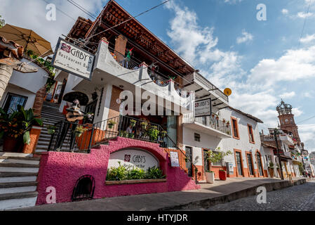 Gaby Restaurant and Bar street view con la Madonna di Guadalupe chiesa in background in Puerto Vallarta, Messico, nella Zona Romantica. Foto Stock