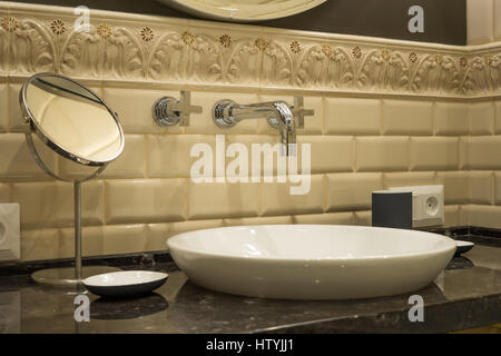 Rubinetto per lavabo specchio in una lussuosa stanza da bagno Foto Stock