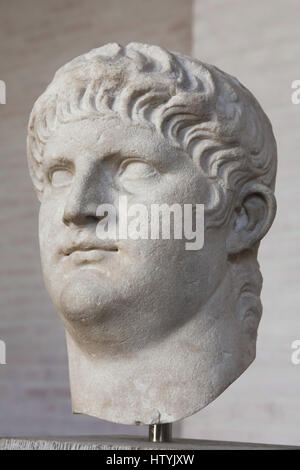 Testa da una colossale statua di imperatore romano Nerone (Regno 54-68 AD) sul display nella Glyptothek Museum di Monaco di Baviera, Germania. Foto Stock