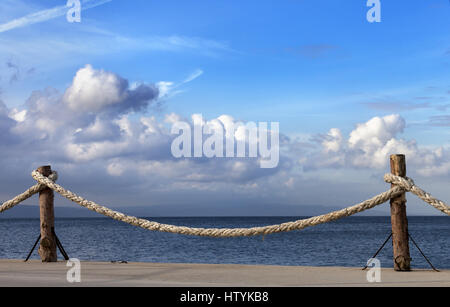 Il lungomare e il cielo con la luce del sole le nuvole in autunno di sera. Turchia, Erdek, costa di Marmara. Foto Stock