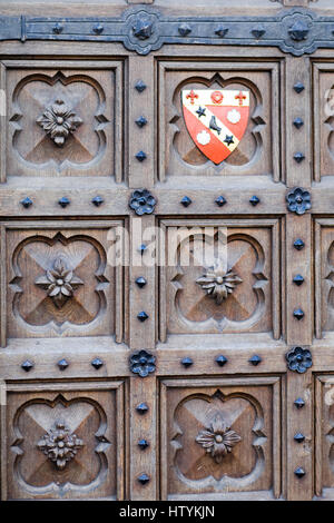 Ornati college in legno della porta d'ingresso, città di Oxford, Inghilterra, Regno Unito Foto Stock