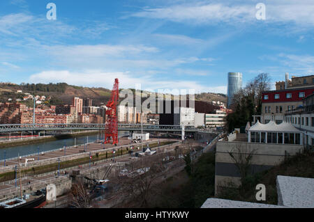 Lo skyline della città di Bilbao con in vista il Museo Maritimo Ria, il Museo Marittimo situato sul lato sinistro del fiume Nervion Foto Stock