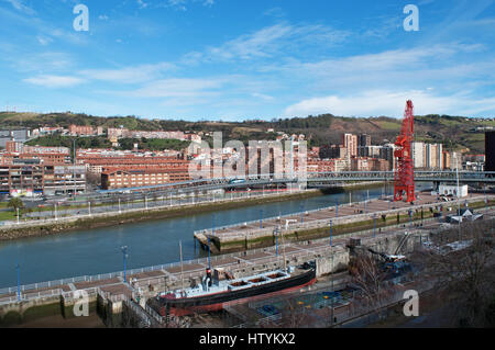 Lo skyline della città di Bilbao con in vista il Museo Maritimo Ria, il Museo Marittimo situato sul lato sinistro del fiume Nervion Foto Stock