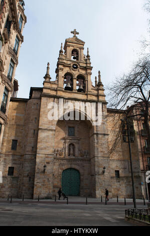 Bilbao: veduta della chiesa di San Vicente Abando, una delle vecchie chiese cattoliche della città vecchia, situato in Plaza de San Vicente Foto Stock