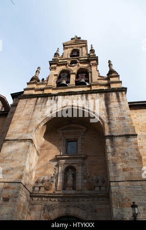 Bilbao: veduta della chiesa di San Vicente Abando, una delle vecchie chiese cattoliche della città vecchia, situato in Plaza de San Vicente Foto Stock