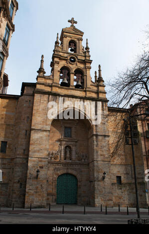 Bilbao: veduta della chiesa di San Vicente Abando, una delle vecchie chiese cattoliche della città vecchia, situato in Plaza de San Vicente Foto Stock