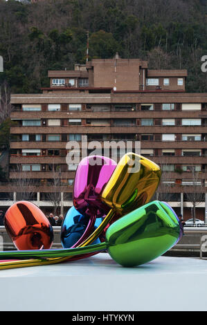 Tulipani, un bouquet di palloncino multicolore fiori scultura realizzata dall'artista Jeff Koons e situato all'esterno del Museo Guggenheim Bilbao Foto Stock