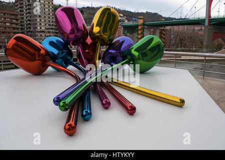 Tulipani, un bouquet di palloncino multicolore fiori scultura realizzata dall'artista Jeff Koons e situato all'esterno del Museo Guggenheim Bilbao Foto Stock