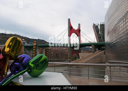 Tulipani, un bouquet di palloncino multicolore fiori scultura realizzata dall'artista Jeff Koons e situato all'esterno del Museo Guggenheim Bilbao Foto Stock