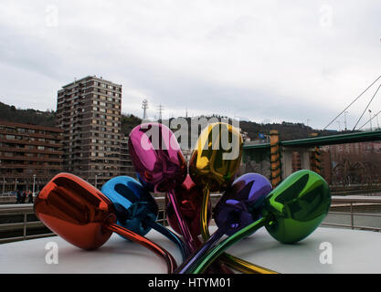 Tulipani, un bouquet di palloncino multicolore fiori scultura realizzata dall'artista Jeff Koons e situato all'esterno del Museo Guggenheim Bilbao Foto Stock