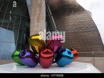 Tulipani, un bouquet di palloncino multicolore fiori scultura realizzata dall'artista Jeff Koons e situato all'esterno del Museo Guggenheim Bilbao Foto Stock