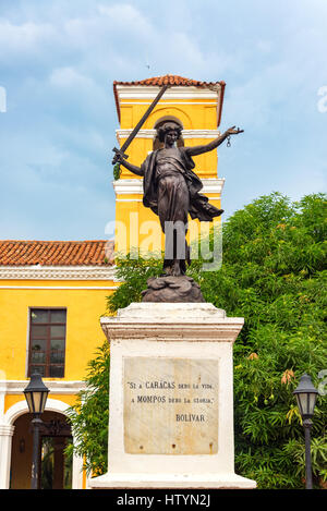 Statua in Mompox, Colombia con citazioni da Simon Bolivar Foto Stock