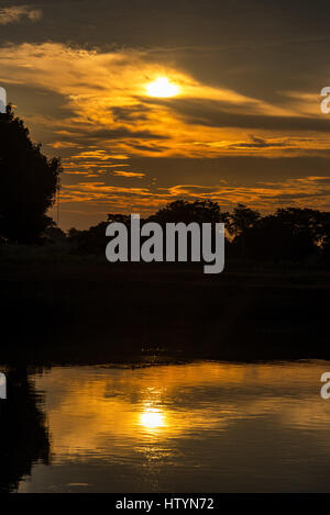 Vista verticale di un drammatico tramonto sul fiume Magdalena in Mompox, Colombia Foto Stock