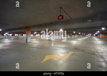 Un quasi vuoto parcheggio garage al Erindale andare dalla stazione di Mississauga, Ontario, Canada. Foto Stock