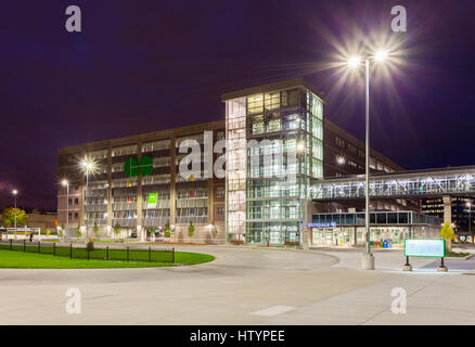 Una vista esterna del garage per il parcheggio e la stazione alla Erindale andare dalla stazione di Mississauga, Ontario, Canada. Foto Stock