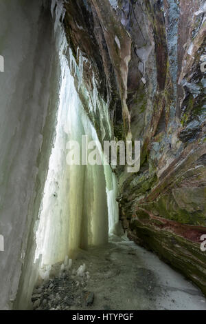 Una caverna di ghiaccio formato dietro il latticello cade durante l'inverno a Hamilton, Ontario, Canada. Foto Stock