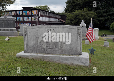 Tipica lapide di grandi dimensioni che mostra una intera famiglia nel cimitero di collina, North Adams, Massachusetts, Stati Uniti. Foto Stock