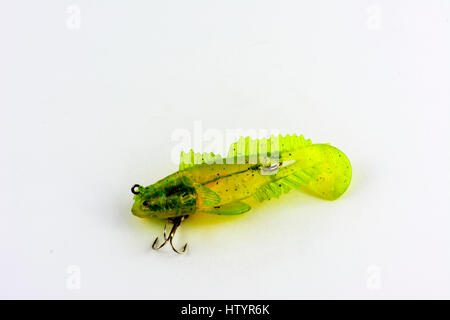 Mostra di copie pirata di pesca cucchiaio di metallo esche. Esca per la pesca a forma di cucchiaio con un gancio su uno sfondo bianco. Foto Stock