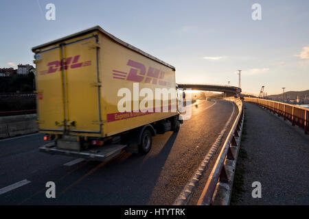 DHL delivery carrello in una autostrada al tramonto a Guipuzcoa (Paesi Baschi, Spagna) 2017. Foto Stock