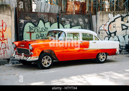 Un classico in bianco e arancione Chevrolet auto su una strada a l'Avana, Cuba Foto Stock