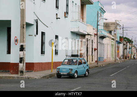 Un vecchio blu Fiat 500 auto sulla strada in Cienfuego, Cuba Foto Stock