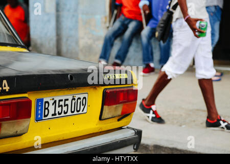 Il retro di un ufficiale Lada giallo taxi a l'Avana, Cuba Foto Stock