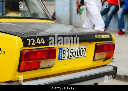 Il retro di un ufficiale Lada giallo taxi a l'Avana, Cuba Foto Stock