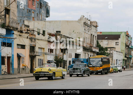 Classico stile americano auto guidando su una strada a l'Avana, Cuba Foto Stock