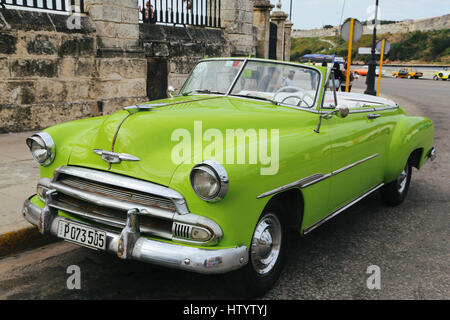 Una classica Chevrolet verde brillante taxi auto sul lato della strada a l'Avana, Cuba Foto Stock